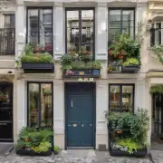 对于那些没有阳台或庭院的人来说有哪些方法可以增加窗口宽度以容纳植物生长？